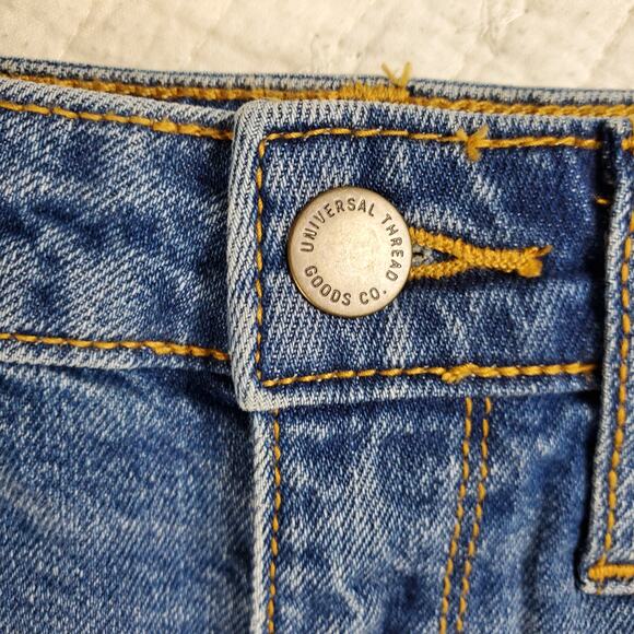 Universal Thread Womens Shorts Cut Off Medium Wash with Whiskering & Raw Hem 00 - Picture 3 of 6